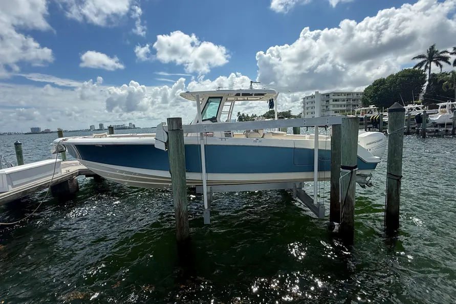 2016 Boston Whaler 330 Outrage in Miami (exterior)
