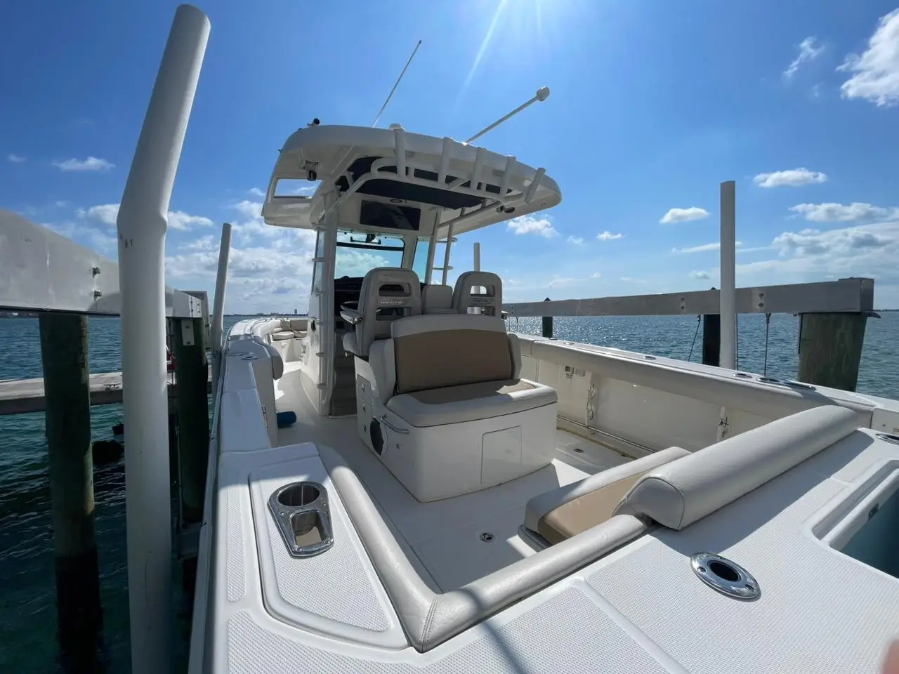 2016 Boston Whaler 330 Outrage (onboard view)