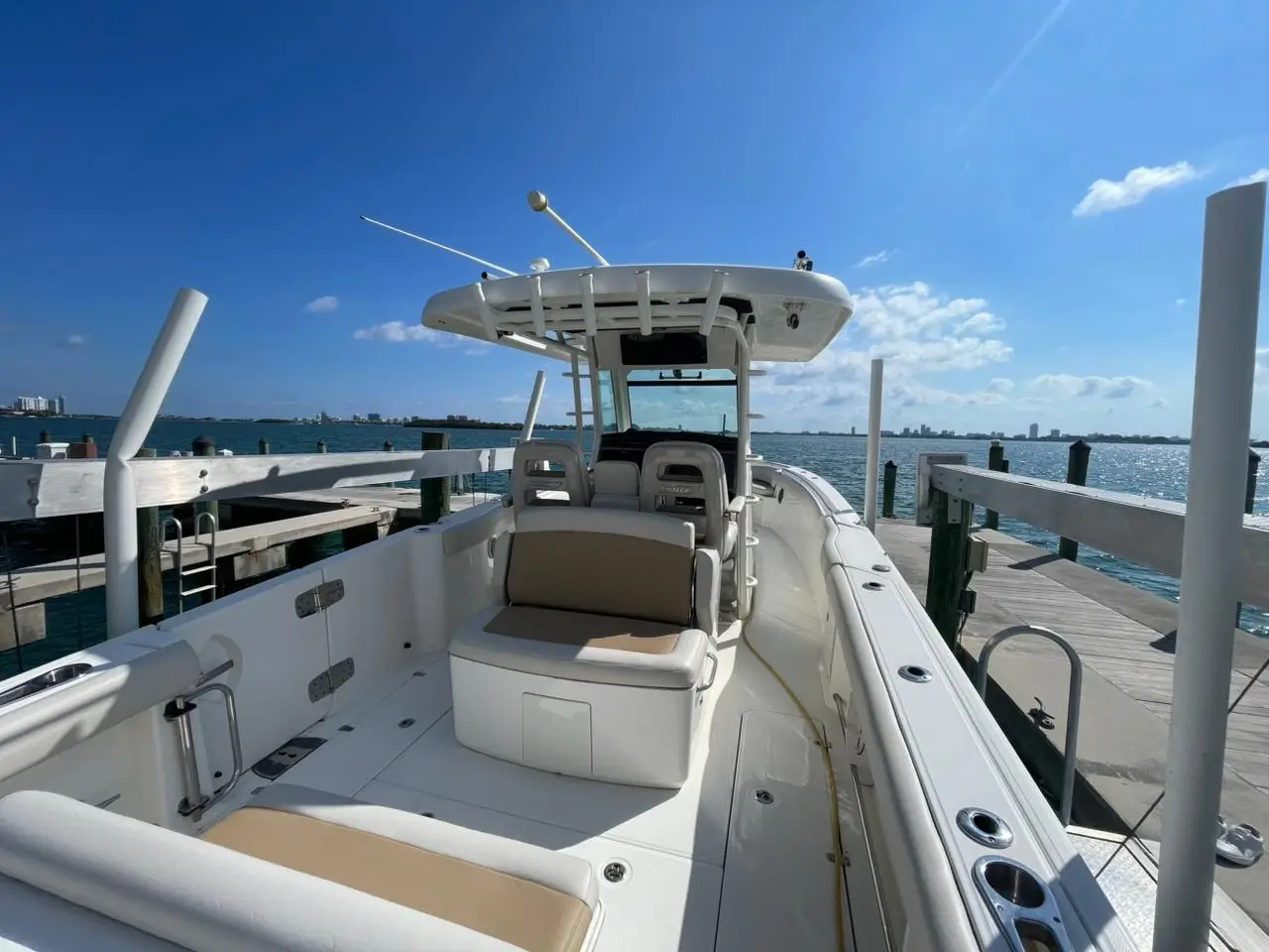 2016 Boston Whaler 330 Outrage (cockpit view)