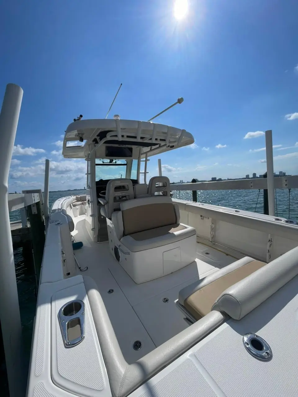 2016 Boston Whaler 330 Outrage (helm / controls)