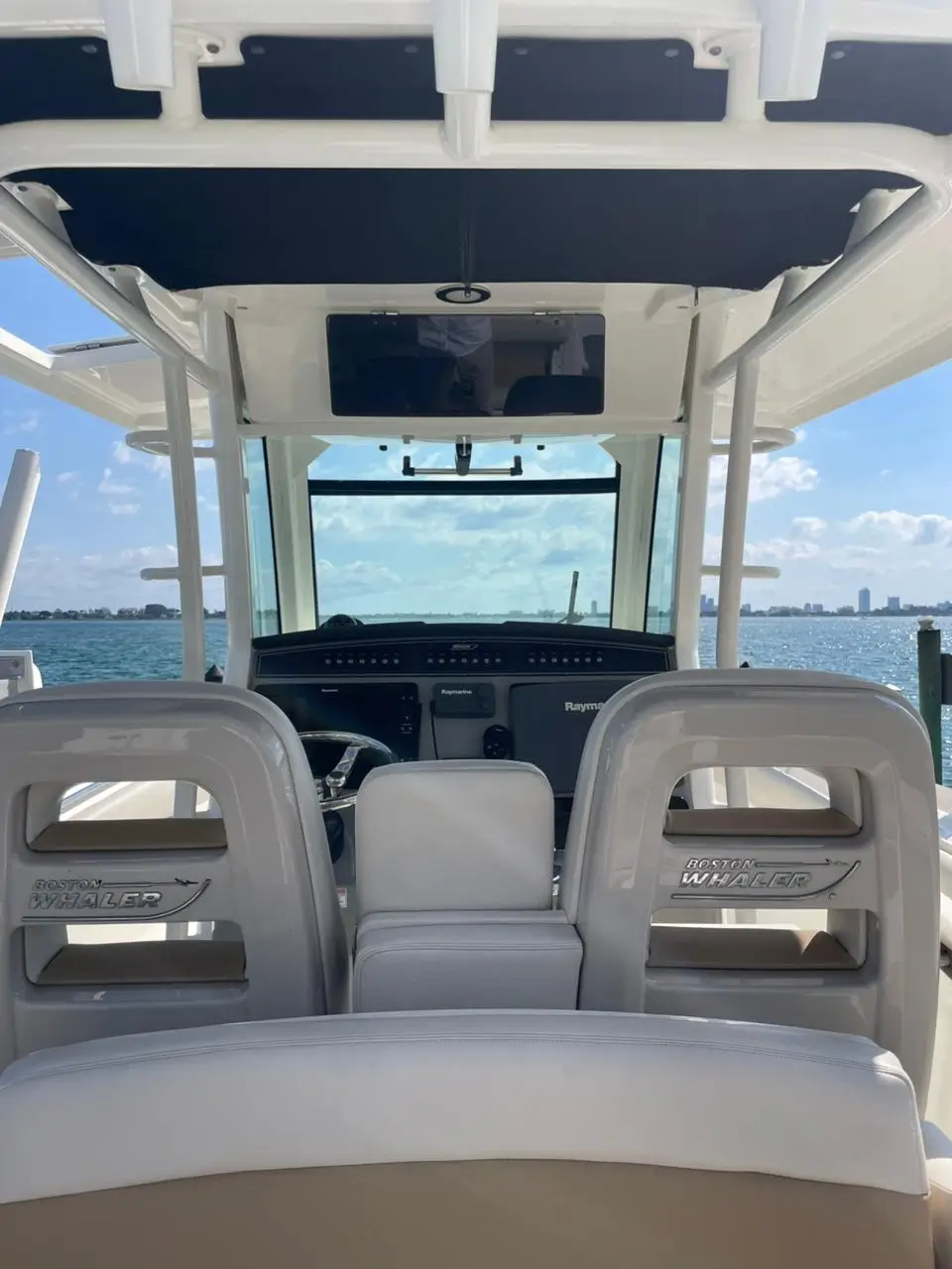 2016 Boston Whaler 330 Outrage (stern / swim platform)