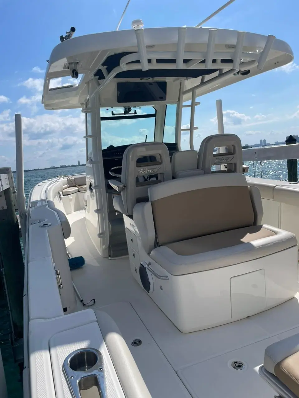 2016 Boston Whaler 330 Outrage (cabin / interior)