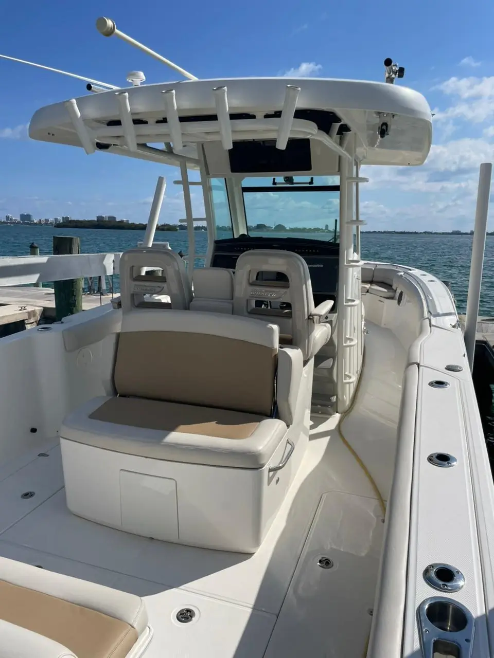 2016 Boston Whaler 330 Outrage (additional angle)