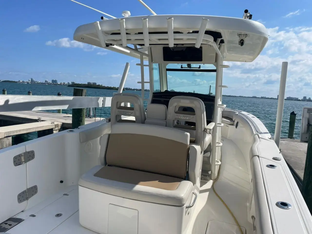 2016 Boston Whaler 330 Outrage (additional angle)